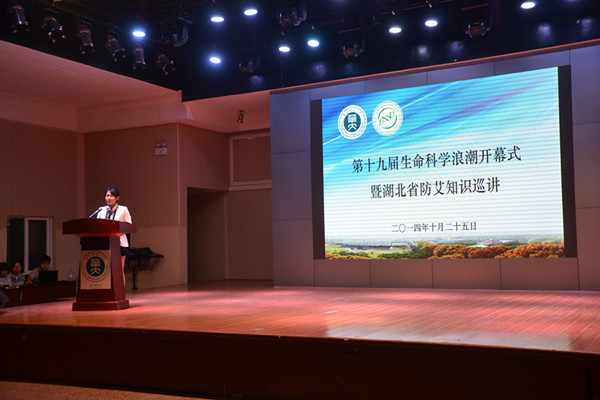 员工会主席袁玲主持活动.jpg